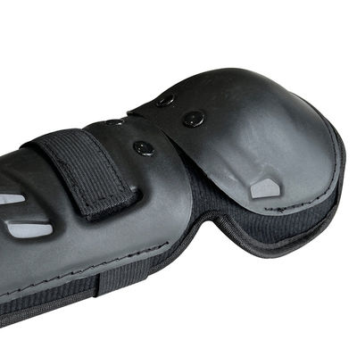 Schutz der Unterbeine mit dickeren und flexiblen Motorradsicherheitsausrüstungen