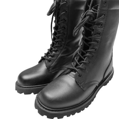 Gewaltige Schuhe aus echtem Leder mit einer Schnittsohle in individuell angepasster Farbe für harte Bedingungen