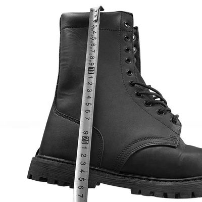 Gewaltige Schuhe aus echtem Leder mit einer Schnittsohle in individuell angepasster Farbe für harte Bedingungen