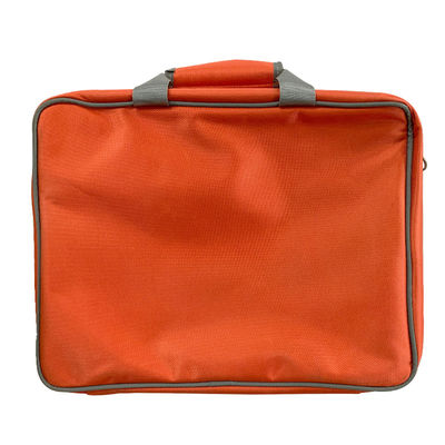 Kleine rote leere Tasche aus Nylonstoff für Notfall-Erste-Hilfe-Kiste zu Hause und auf Reisen