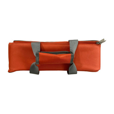 Kleine rote leere Tasche aus Nylonstoff für Notfall-Erste-Hilfe-Kiste zu Hause und auf Reisen
