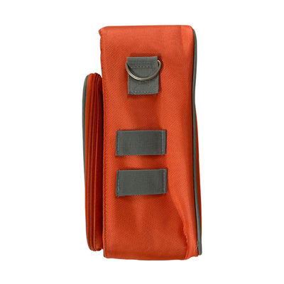 Kleine rote leere Tasche aus Nylonstoff für Notfall-Erste-Hilfe-Kiste zu Hause und auf Reisen
